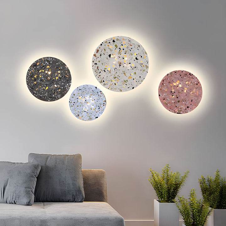 Lámpara de pared nórdica de terrazo con halo de luz, ideal para sala o dormitorio.
