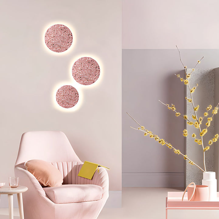 Aplique de pared moderno con acabado de terrazo, luz cálida para comedor o sala.