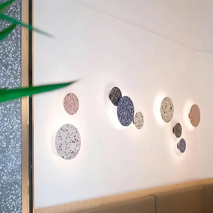 Lámpara de diseño: terrazo y luz ambiente para pared, ideal para interiores modernos.