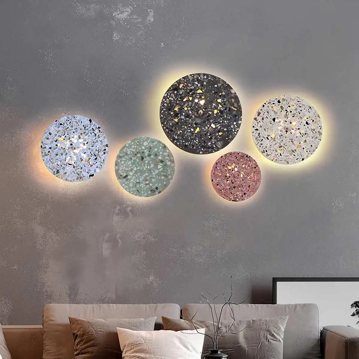 Iluminación para hogar: aplique de pared de terrazo, estilo nórdico, halo de luz suave.