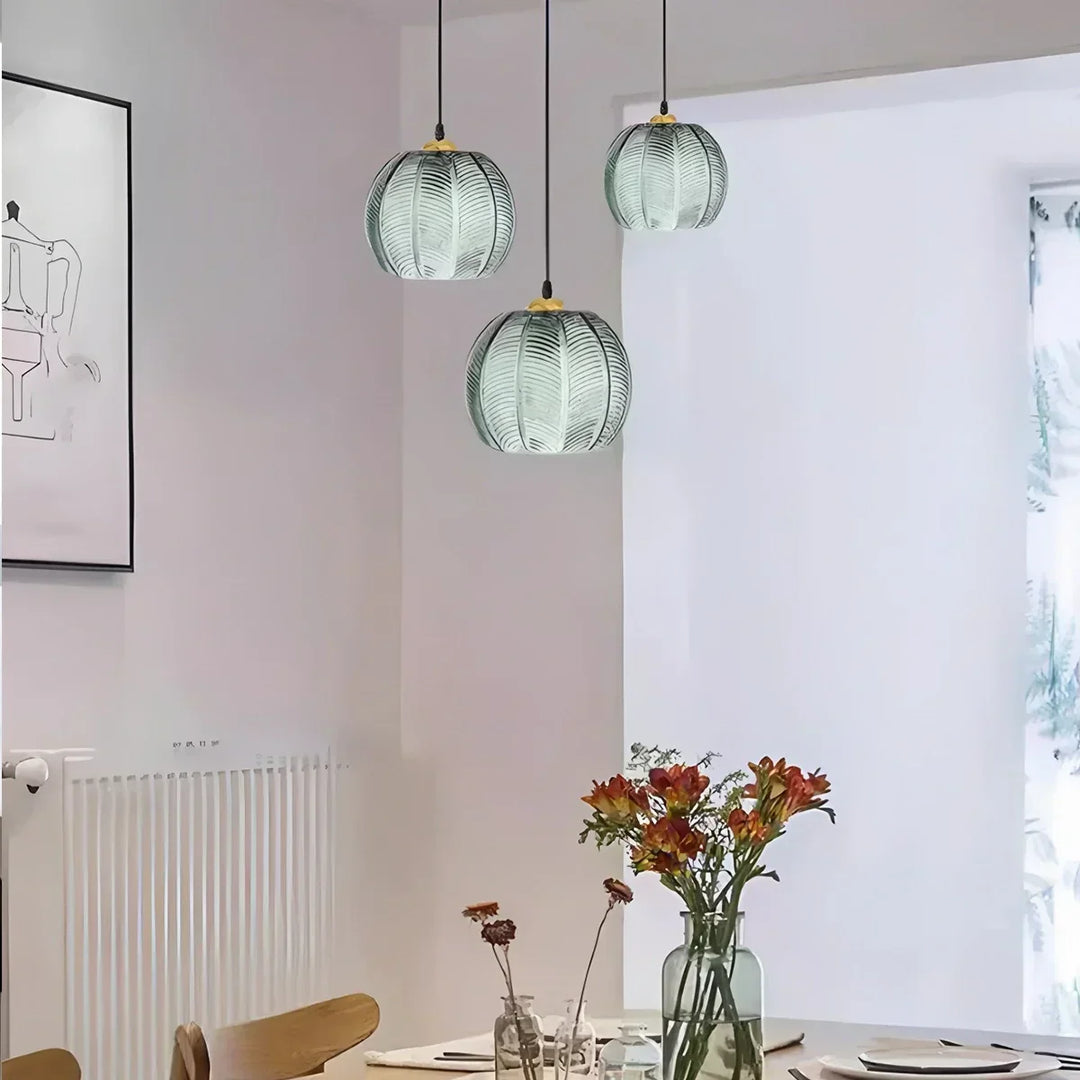 Estilo botánico y moderno. Lámpara de techo con hojas y cristal esmerilado. Para comedor, dormitorio o salón.