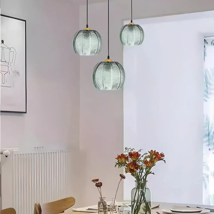 Estilo botánico y moderno. Lámpara de techo con hojas y cristal esmerilado. Para comedor, dormitorio o salón.