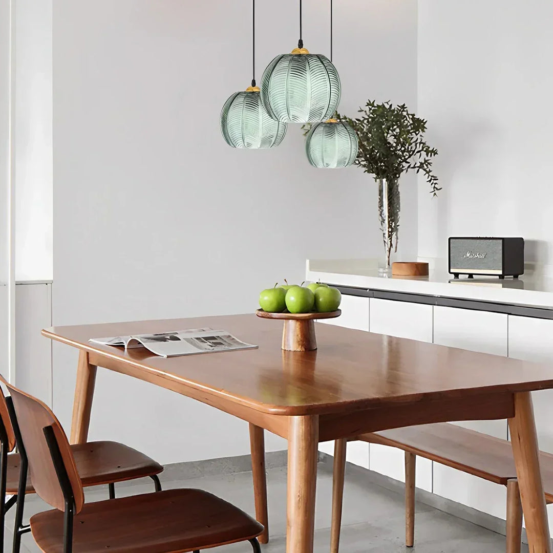 Decoración moderna con lámpara de techo Aalin. Hojas de cristal esmerilado para una iluminación cálida y elegante.