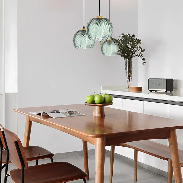 Decoración moderna con lámpara de techo Aalin. Hojas de cristal esmerilado para una iluminación cálida y elegante.