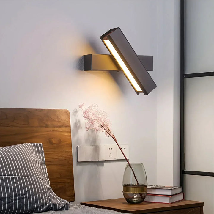 Aplique de pared LED con brazo ajustable. Perfecto para lectura en dormitorio o estudio.