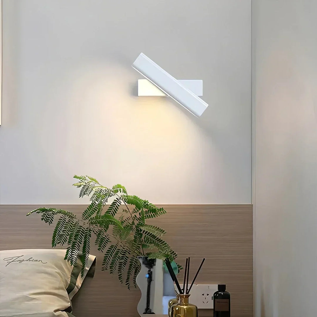 Lámpara de pared LED moderna, ajustable. Crea un ambiente perfecto en tu dormitorio.