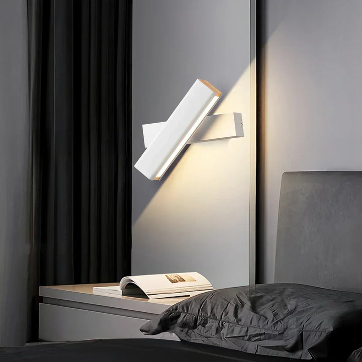 Aplique de pared LED, ajustable para iluminación de dormitorio. Estilo moderno y versátil.