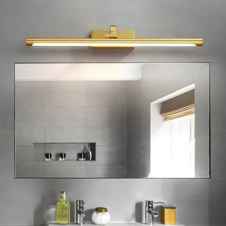 Luz de pared LED lineal sobre un cuadro en un salón moderno. Iluminación ajustable para obras de arte.