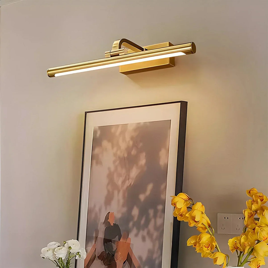 Galería de arte: Luz LED lineal de pared ilumina una colección de cuadros. Diseño ajustable y eficiente.