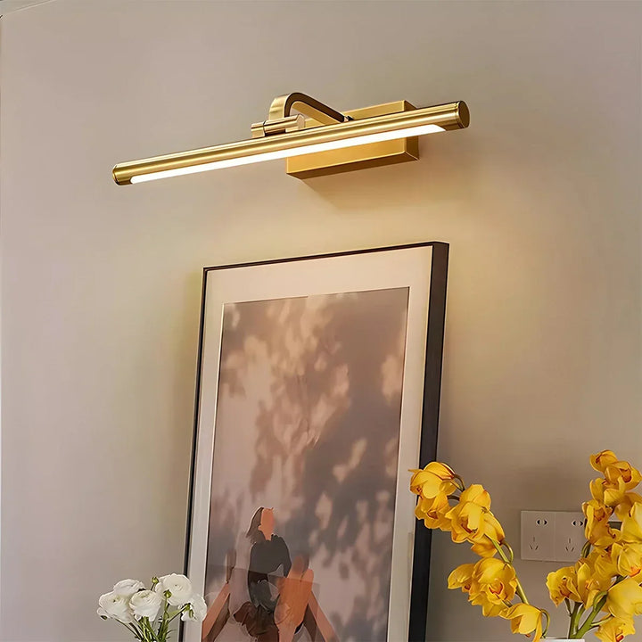 Galería de arte: Luz LED lineal de pared ilumina una colección de cuadros. Diseño ajustable y eficiente.
