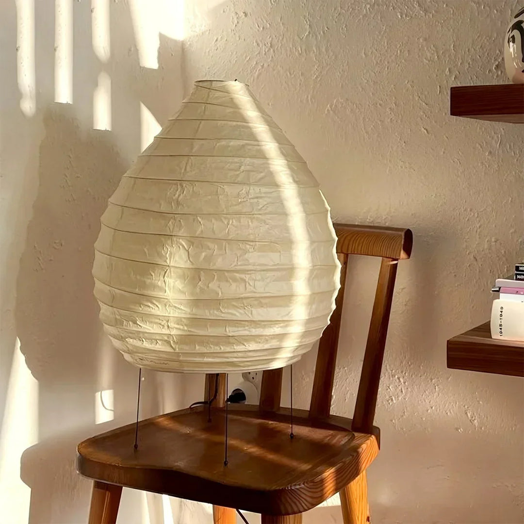 Crea un ambiente acogedor con la lámpara de mesa minimalista Akari 22N, luz suave LED para el hogar.