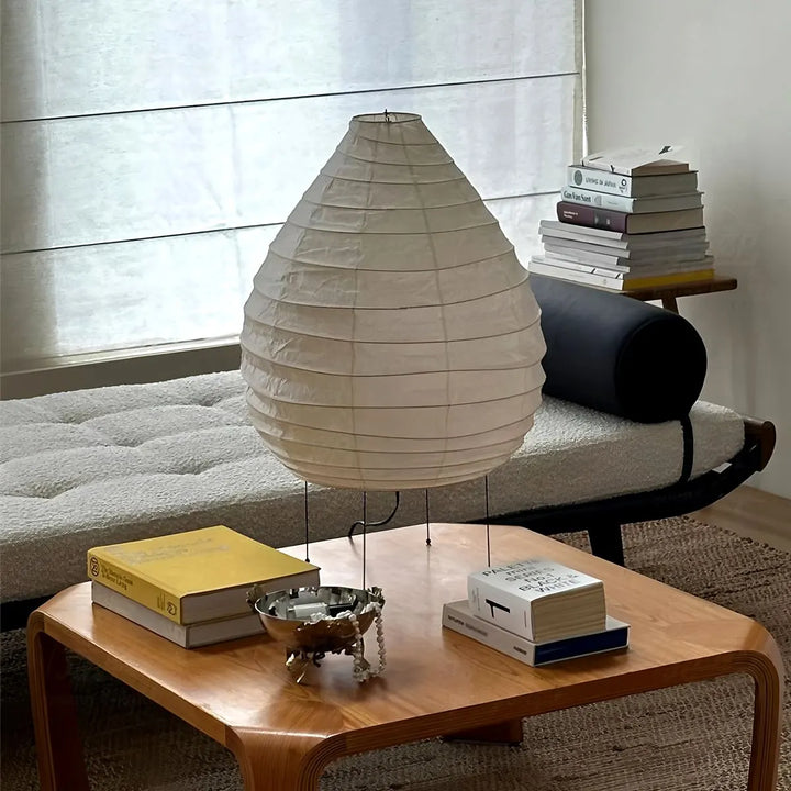 Decoración de hogar con lámpara de mesa Akari 22N, luz suave para dormitorio y estilo moderno.