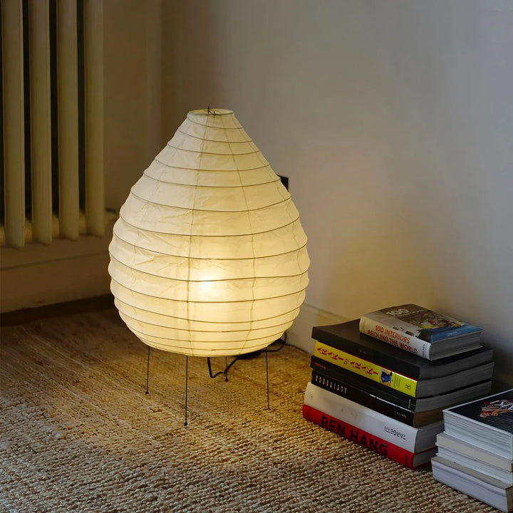 Akari 22N: Lámpara de mesa minimalista para dormitorio, diseño moderno Wabi Sabi, ambiente acogedor.