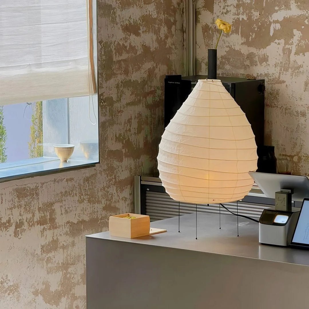 Lámpara de mesa Akari 22N, perfecta para dormitorio. Iluminación LED, estilo minimalista y ambiente relajante.