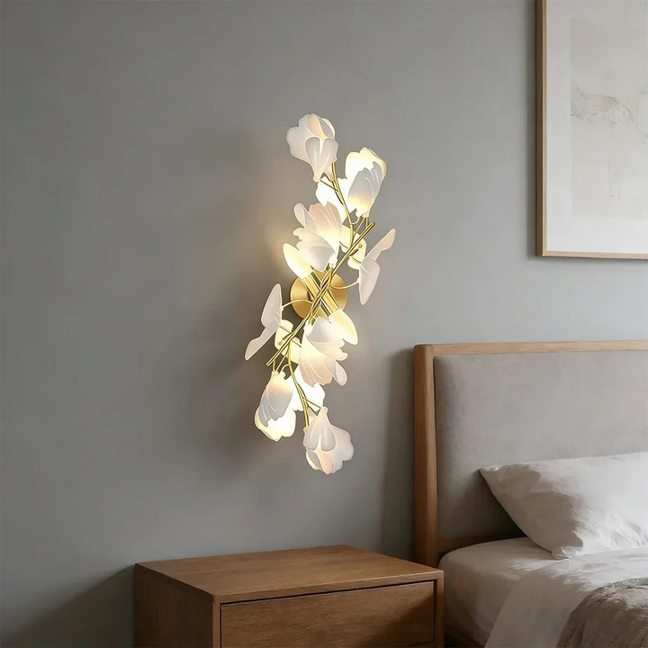 Decoración hogar: lámpara de pared floral, diseño moderno, luz suave.
