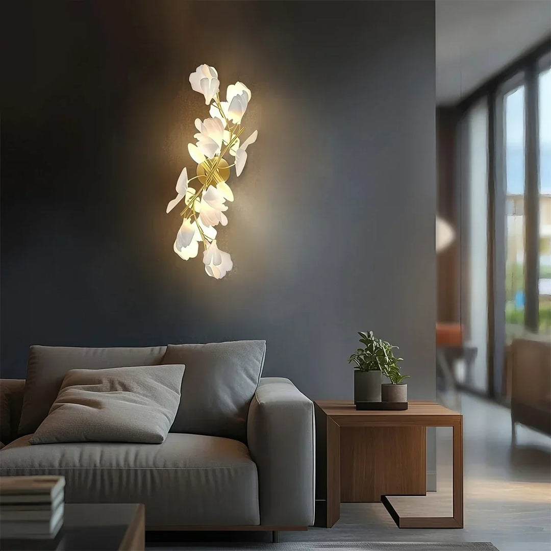 Lámpara de pared estilo floral, ajustable, perfecta para sala de estar o dormitorio.