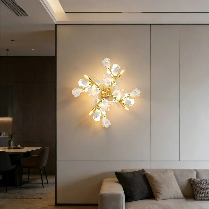 Aplique de pared ajustable floral, ideal para iluminación decorativa en dormitorio.