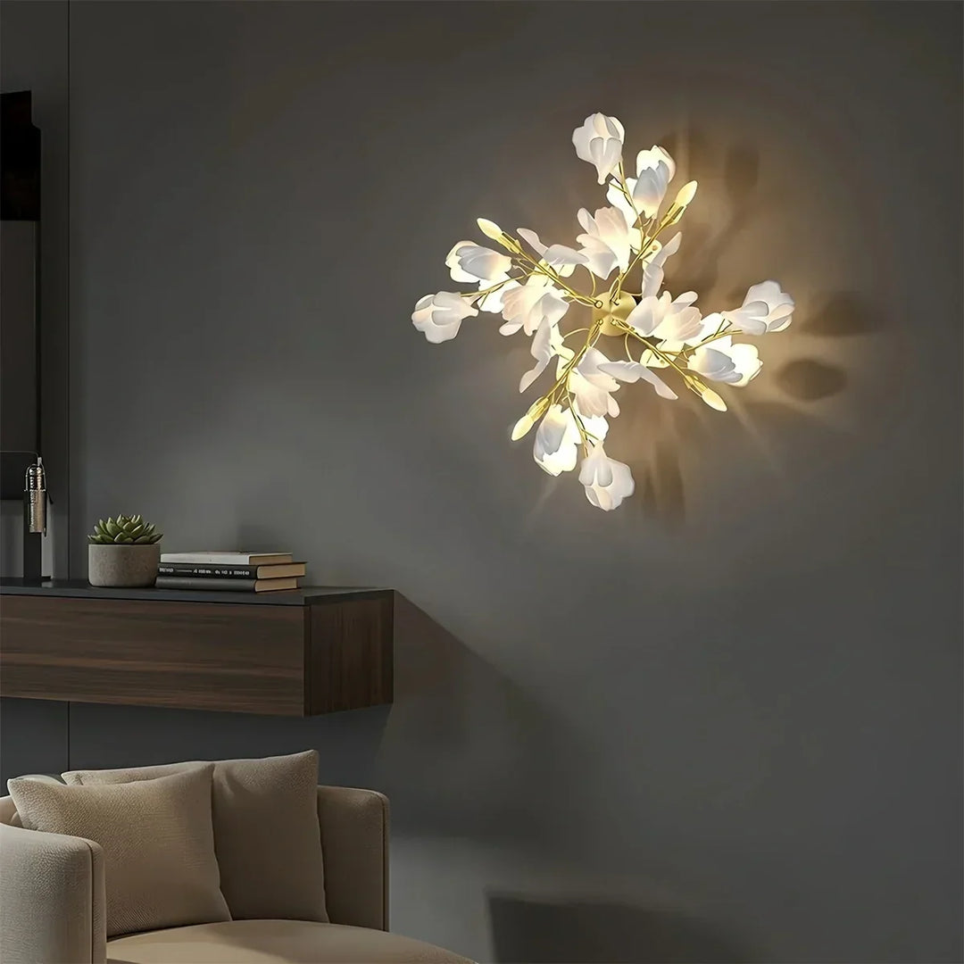 Decoración floral con lámpara de pared ajustable, perfecta para un toque moderno en casa.