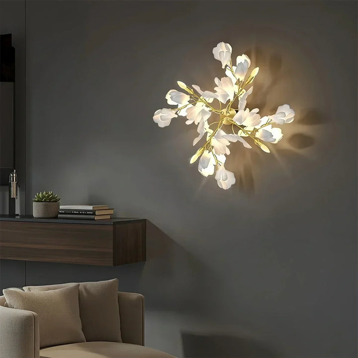 Decoración floral con lámpara de pared ajustable, perfecta para un toque moderno en casa.
