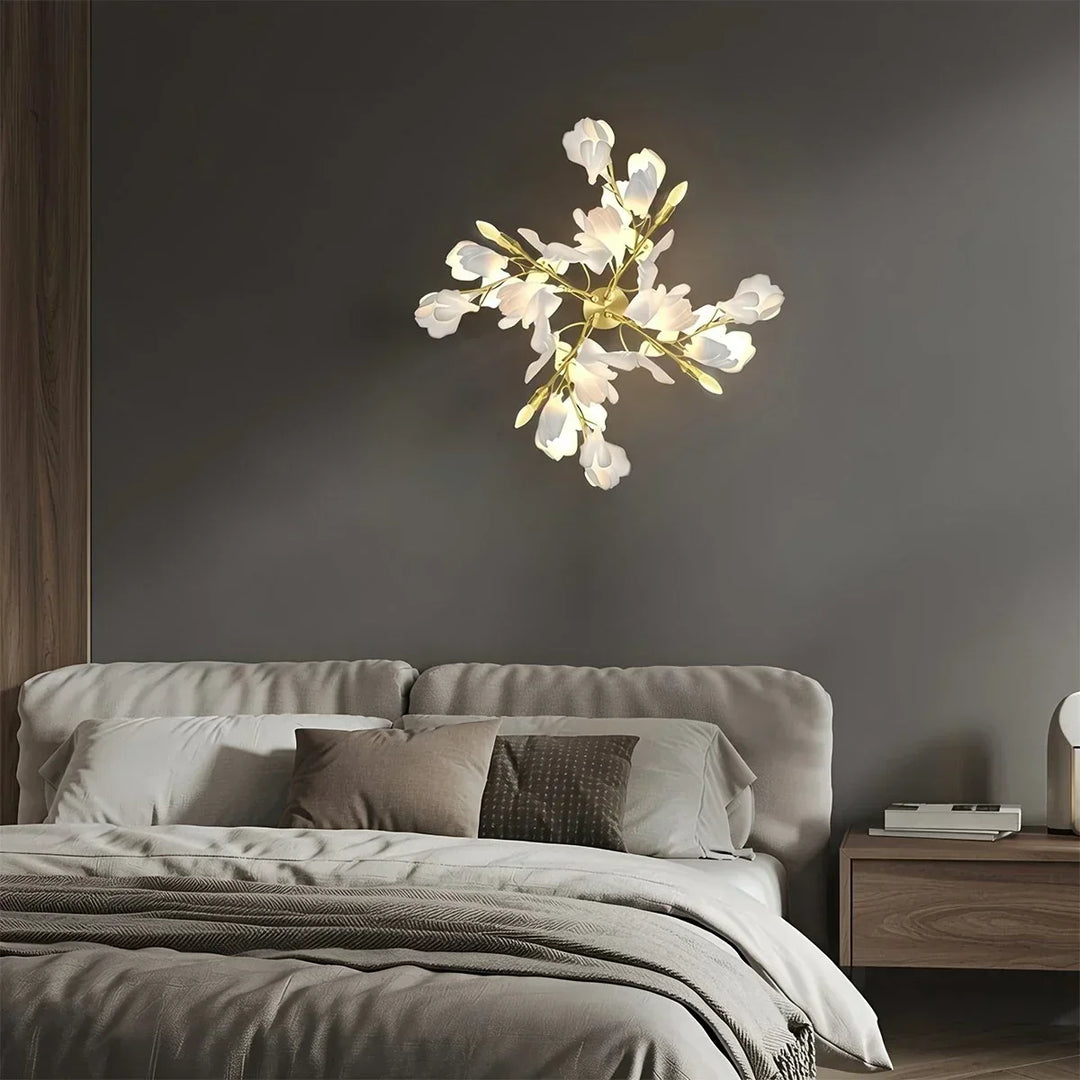 Aplique de pared floral para iluminación decorativa, ideal dormitorio o pasillo.
