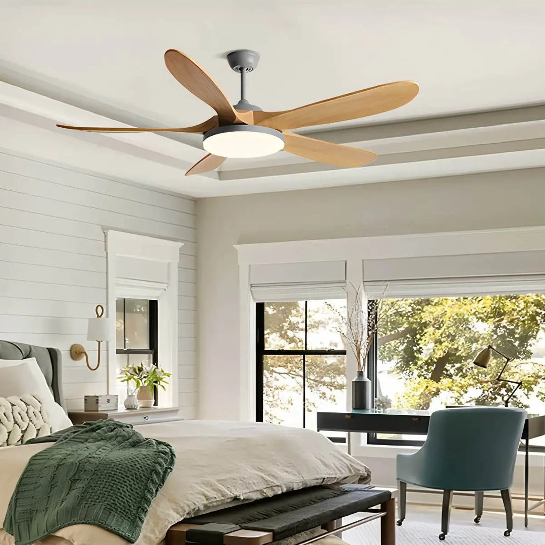 Silencioso ventilador de techo de madera con 5 aspas y luz LED, confort total.