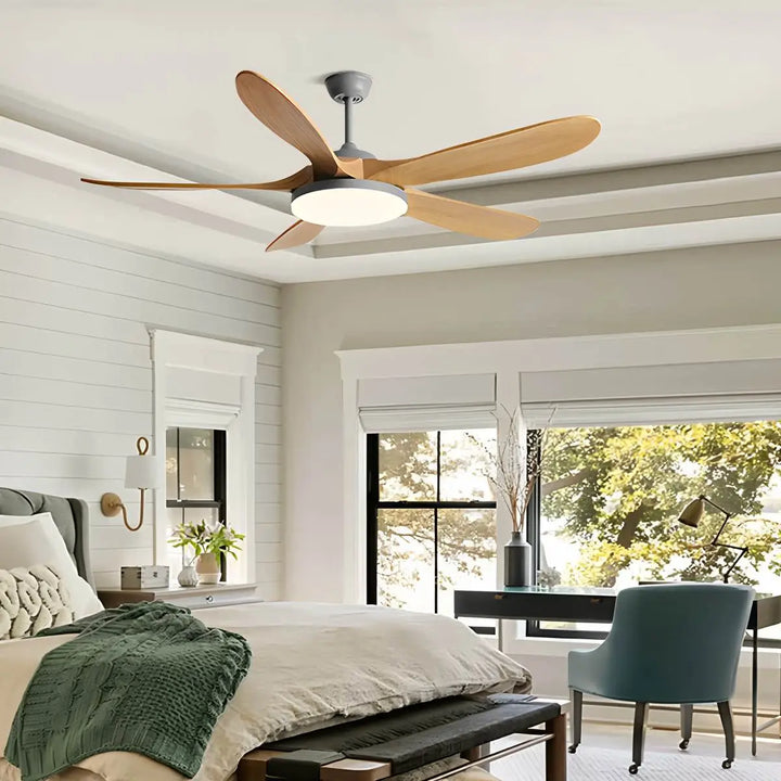 Silencioso ventilador de techo de madera con 5 aspas y luz LED, confort total.