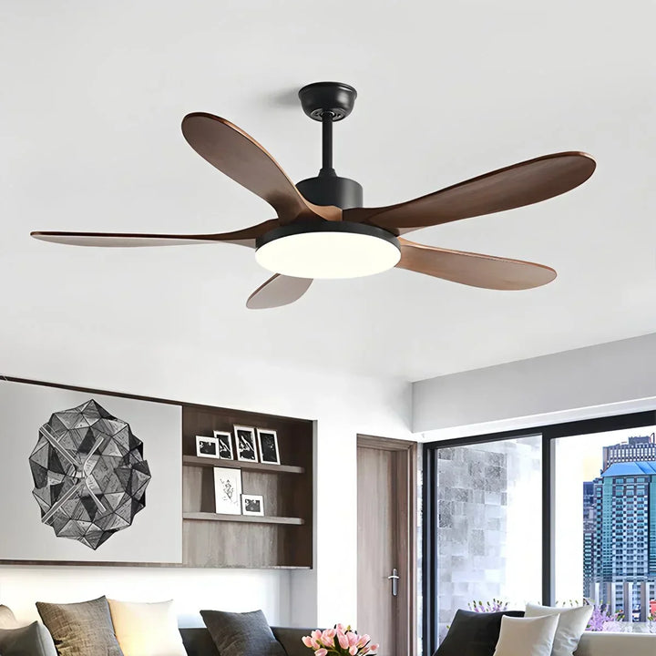 Ventilador silencioso de techo con aspas de madera, diseño elegante para hogar.