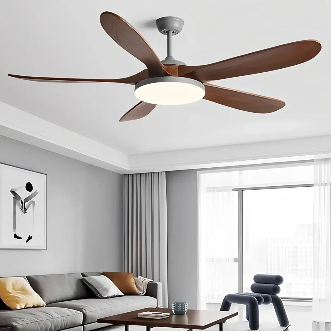 Aspas de madera en ventilador de techo con luz LED, estilo rústico-elegante.