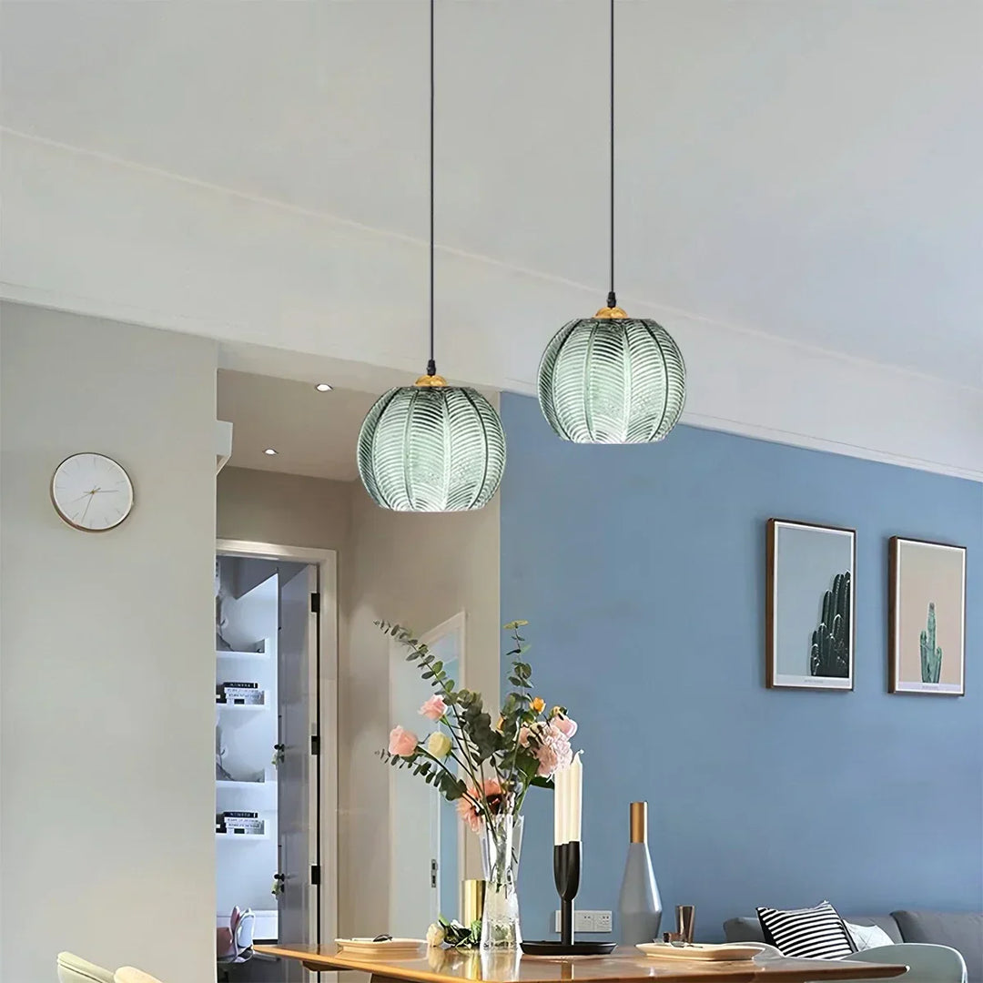 Iluminación ambiental con lámpara colgante. Diseño de hojas en cristal esmerilado. Perfecta para el hogar moderno.