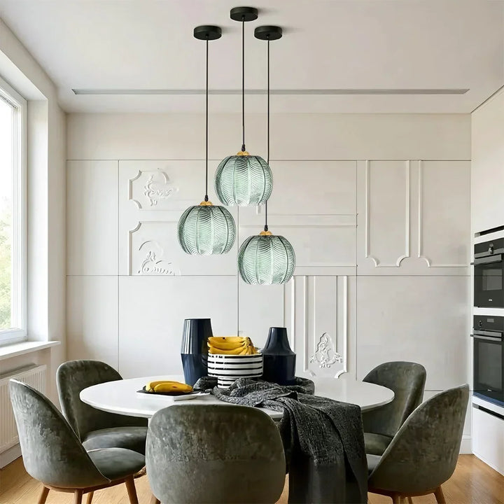 Lámpara colgante para comedor y dormitorio. Diseño de hojas en cristal esmerilado que brinda luz ambiental.
