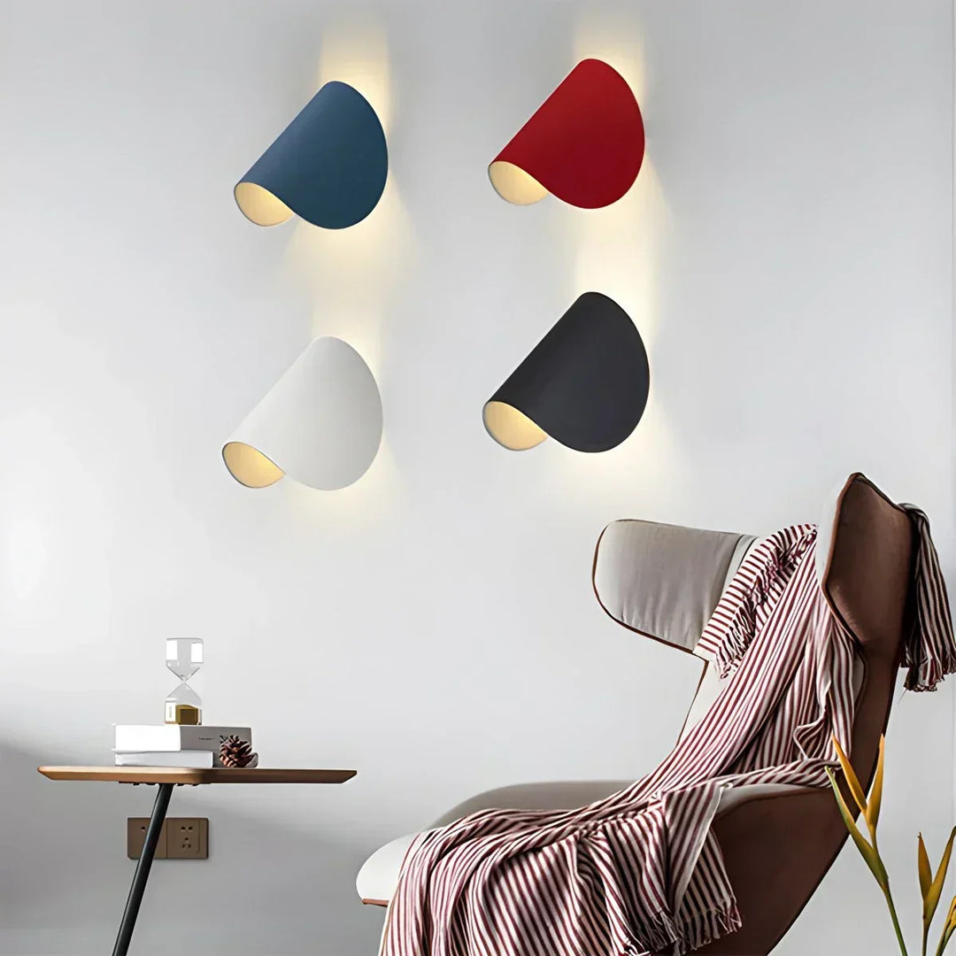 Lámpara de pared interior con foco, diseño minimalista para sala de estar.