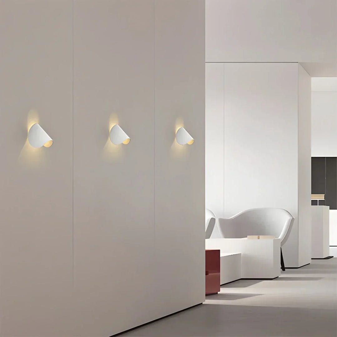 Lámpara de pared ajustable para sala de estar, metal, con un diseño moderno.