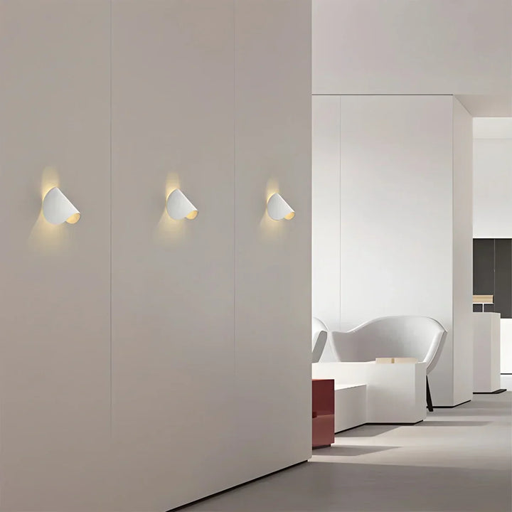 Lámpara de pared ajustable para sala de estar, metal, con un diseño moderno.