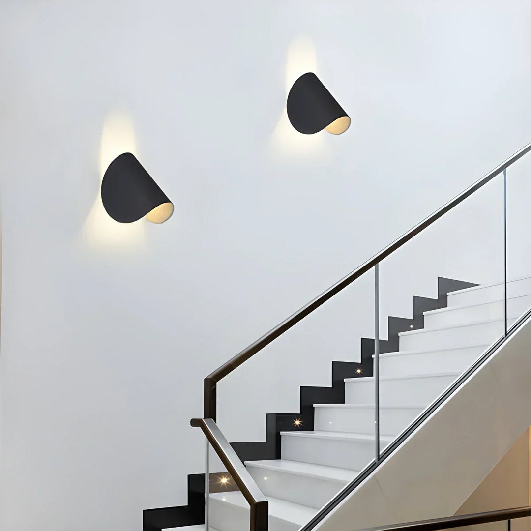 Aplique moderno para hogar, iluminación interior ajustable con media pantalla.