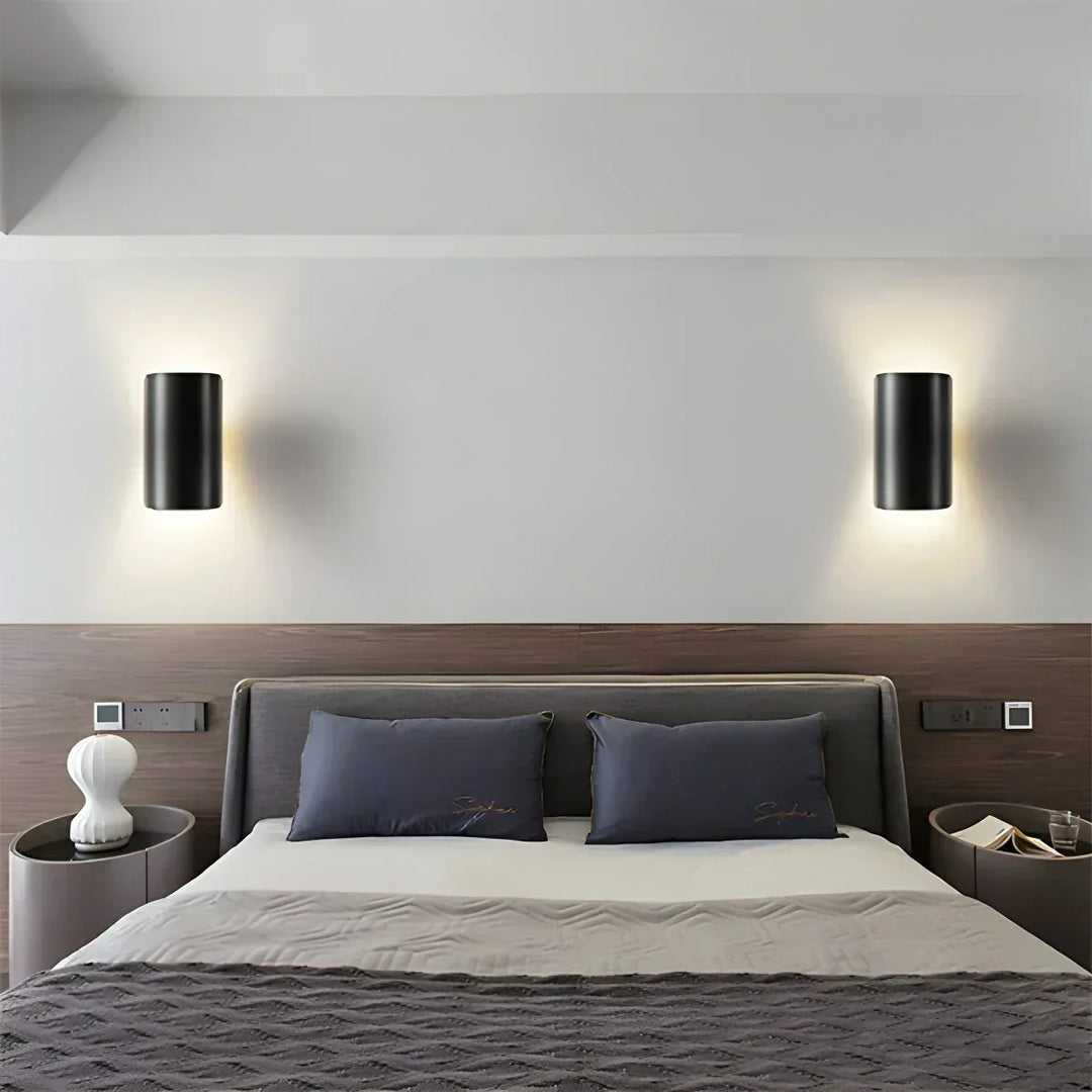 Lámpara de pared minimalista con foco ajustable, ideal para decoración de dormitorio.