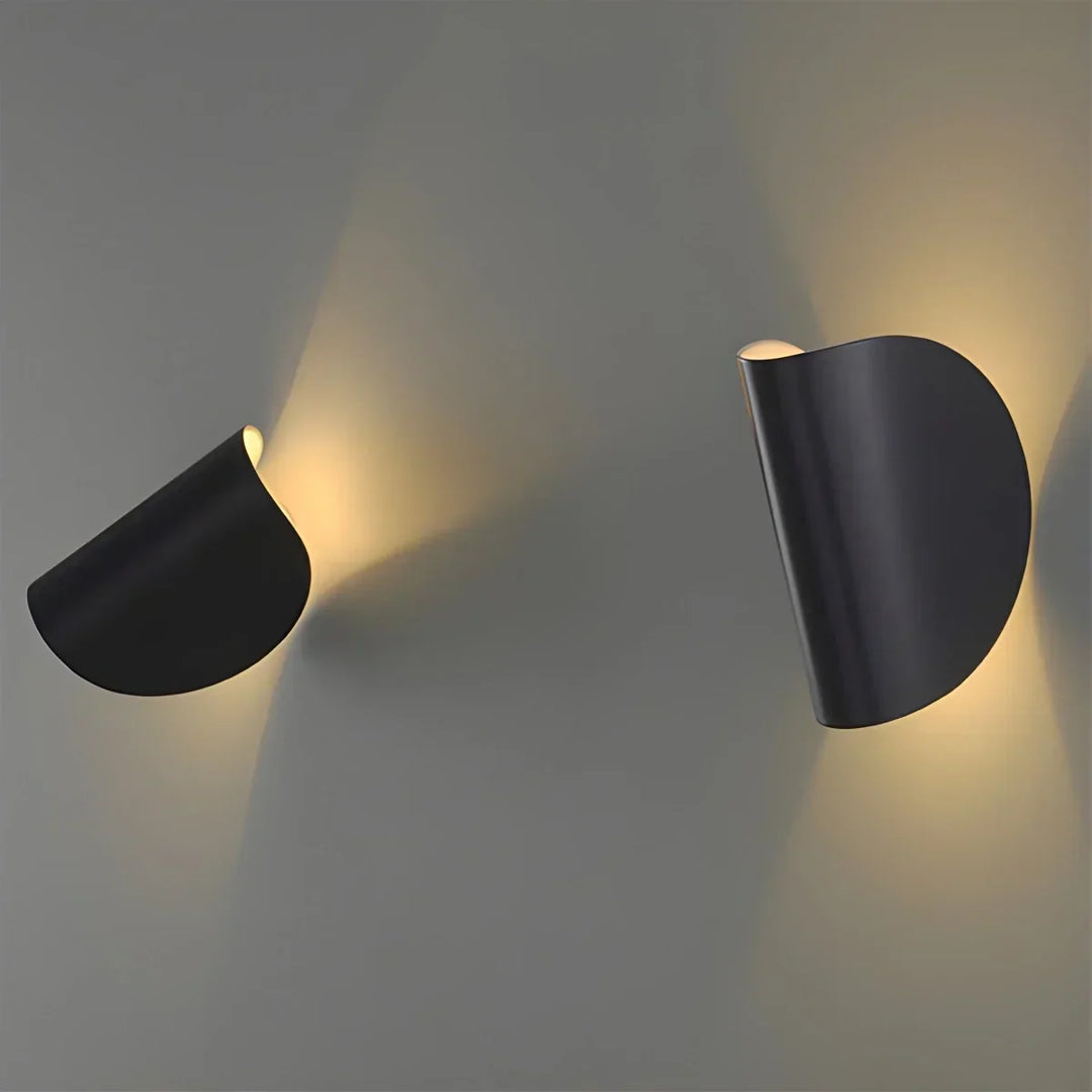 Aplique de pared ajustable moderno para dormitorio en metal, estilo minimalista.