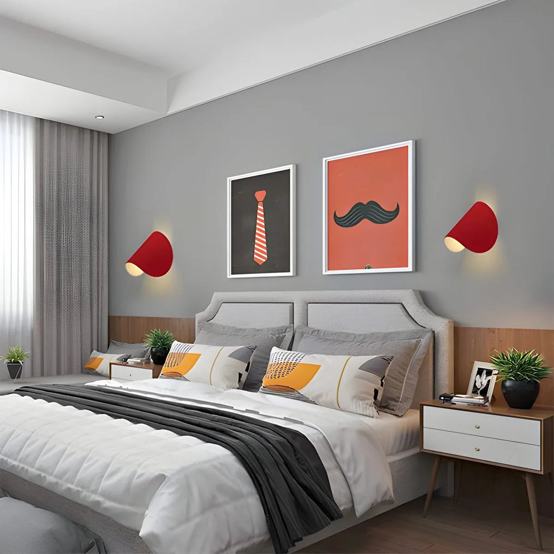 Aplique de metal para interiores, diseño minimalista, con luz ajustable.