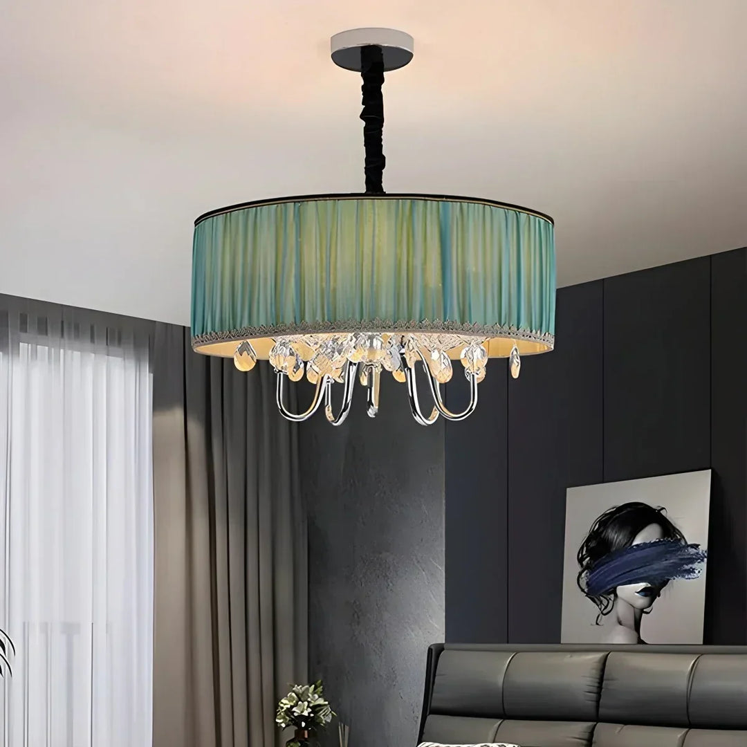 Lámpara de techo para salón, estilo moderno, con caireles de cristal que crean ambiente.