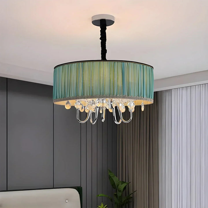 Lámpara colgante moderna de cristal y metal, perfecta para añadir lujo a cualquier salón.