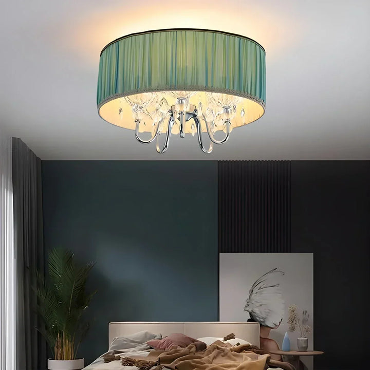 Diseño elegante de lámpara colgante de cristal y metal, ideal para iluminación de techo.