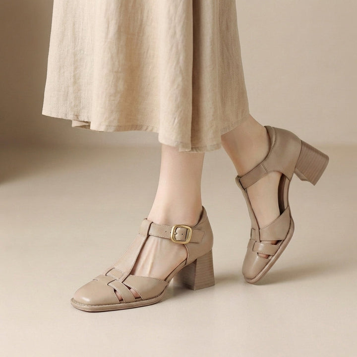 Sandalias ortopédicas de mujer con tacón ancho y tira en T para verano. Ofrecen soporte y comodidad con estilo elegante.