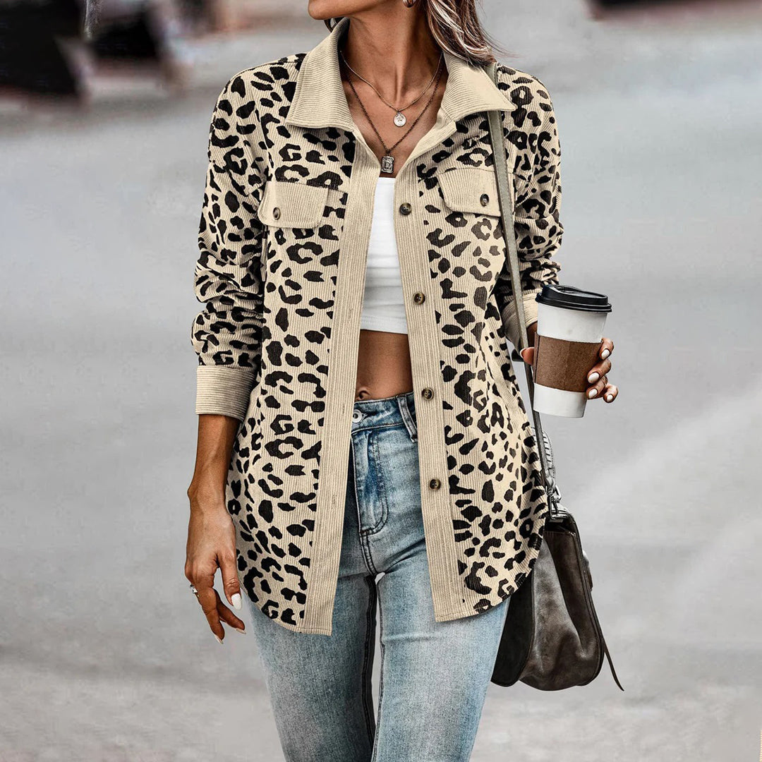Chaqueta blazer de leopardo entallada para mujer. Estampado audaz y diseño elegante para primavera y otoño.