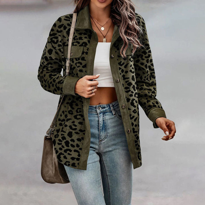Blazer de leopardo entallada para mujer. Estilo versátil, ideal para look casual o elegante de oficina.