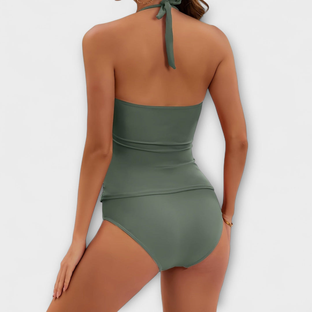 Bañador de una pieza mujer, escote V, diseño drapeado y detalle dorado, perfecto para un día de playa.