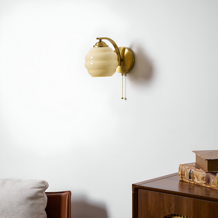 Lámpara LED de pared Art Decó moderna. Diseño de metal y vidrio esmerilado, ideal para decoración del hogar.