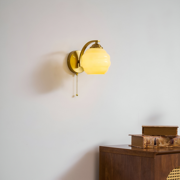 Aplique de pared LED Art Decó con diseño moderno. Vidrio esmerilado y metal para salón o dormitorio.
