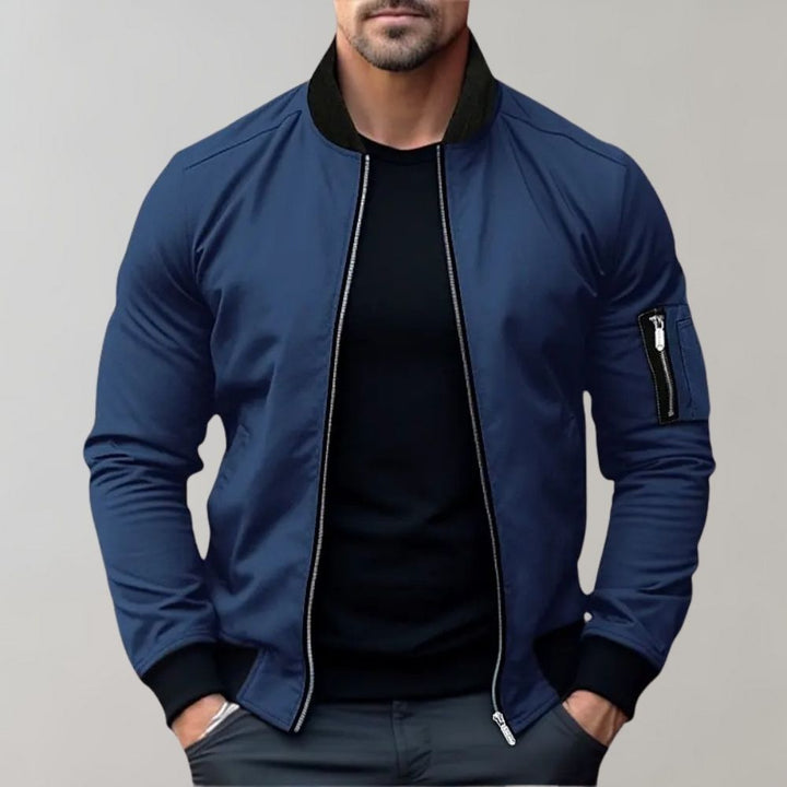 Chaqueta bomber moderna para hombre. Estilo urbano y comodidad versátil, ideal para el outfit diario.