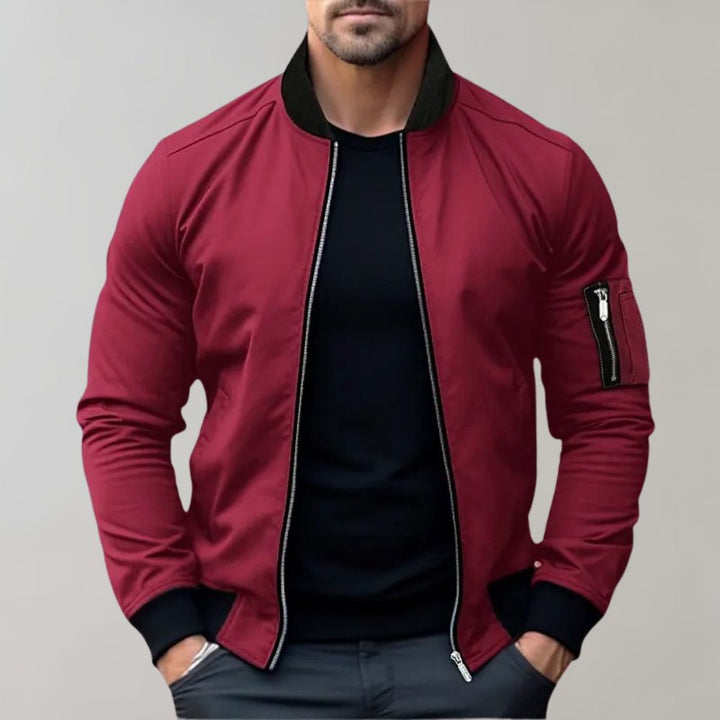 Bomber de hombre versátil. Chaqueta casual con estilo moderno, ideal para ropa masculina ligera y cómoda.