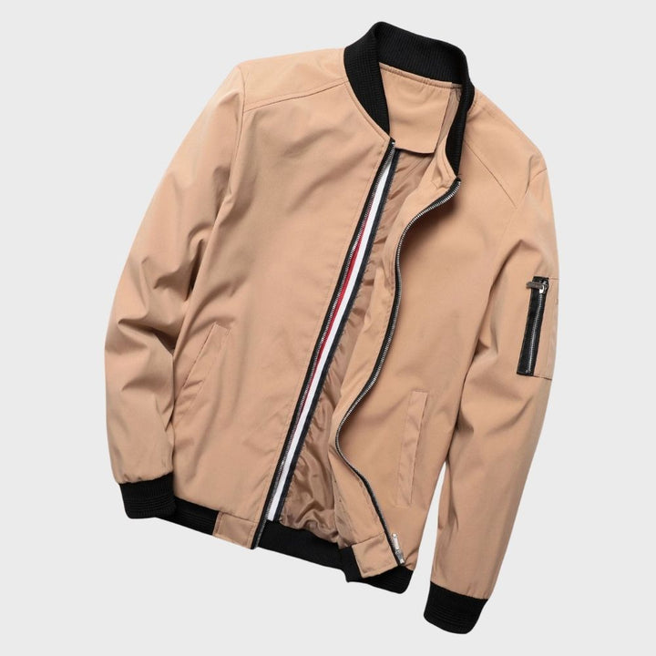 Chaqueta bomber caqui ligera para hombre. Estilo moderno y versátil, ideal para ropa masculina urbana.