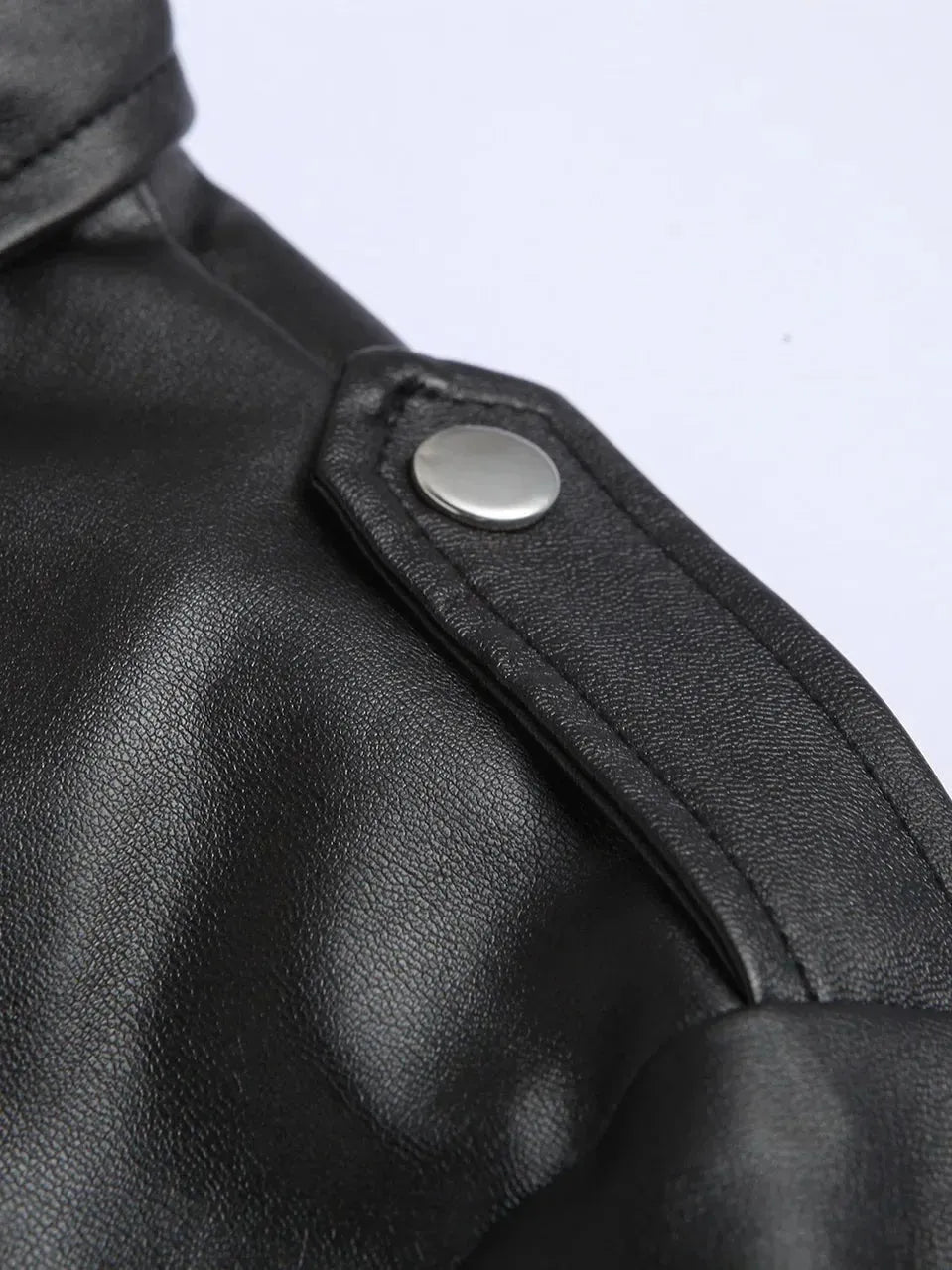Mujer posando con chaqueta de cuero biker clásica negra, ideal para un look urbano y audaz.